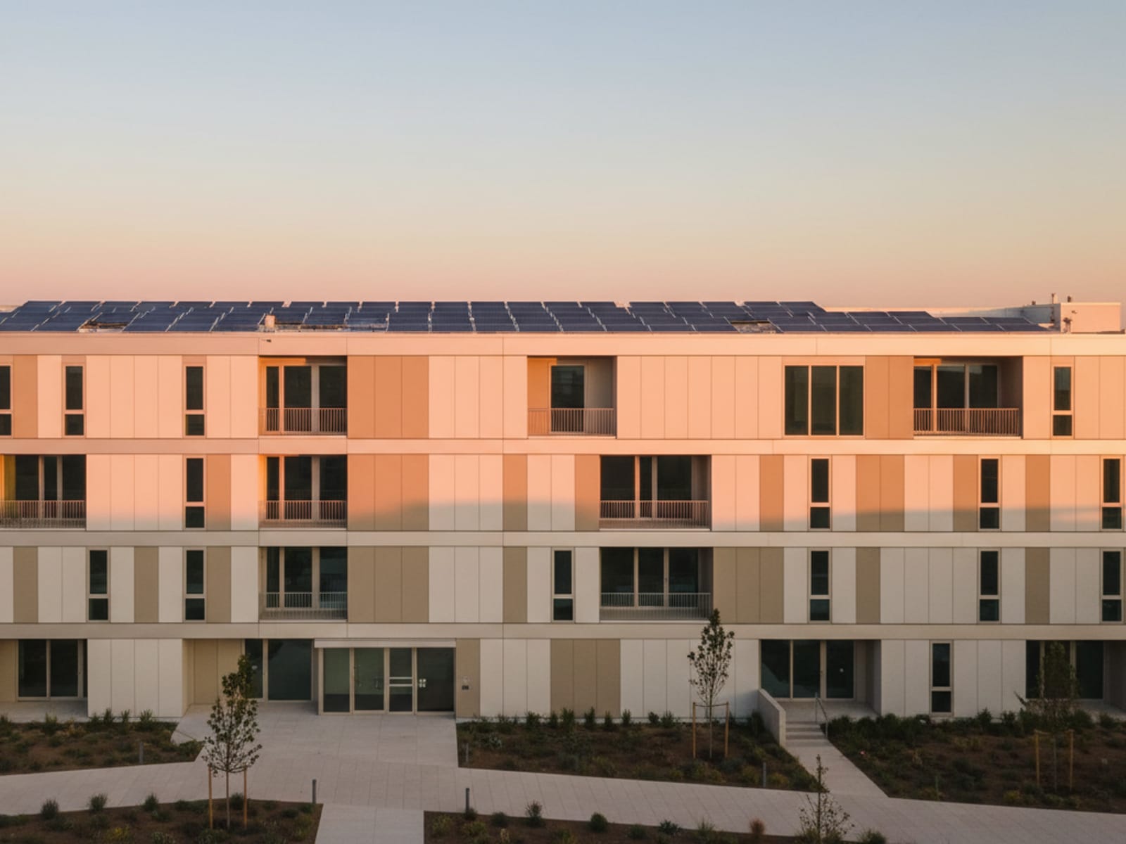 Panouri fotovoltaice integrate elegant pe o clădire rezidențială modernă